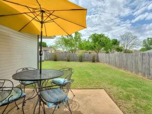 Outdoor dining - Peppertree Retreat only 3 miles toOU! . Book your OU event stay now! (Norman)