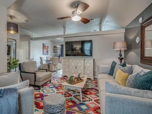 Smart TV, fireplace - Peppertree Retreat only 3 miles toOU! . Book your OU event stay now! (Norman)