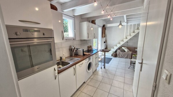 Fridge, dishwasher, toaster, cookware/dishes/utensils