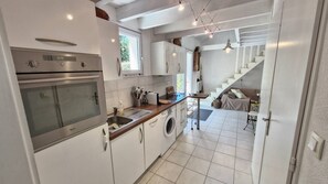 Kühlschrank, Geschirrspüler, Toaster, Kochgeschirr/Geschirr/Besteck