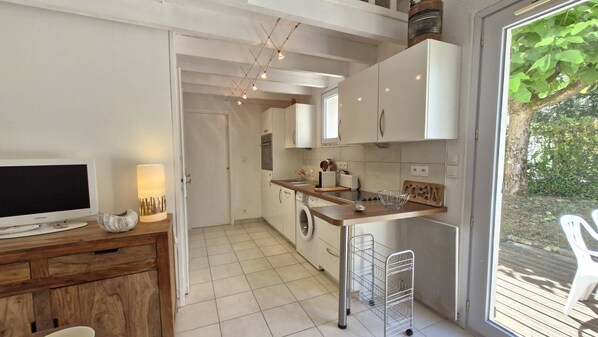 Kühlschrank, Geschirrspüler, Toaster, Kochgeschirr/Geschirr/Besteck