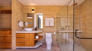 Sèche-cheveux, serviettes fournies, savon, shampoing