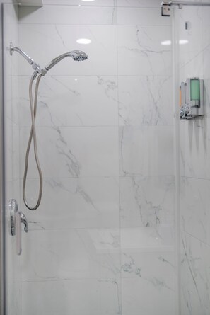Douche, sèche-cheveux, serviettes fournies, savon