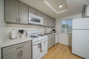 Private kitchen - 2BD/2BA Apartment near DT Alhambra (Alhambra)