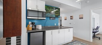 Spacious 4BR Pod in Amazing Kansas City Near Campus, Wi-Fi & Parking, Workspace