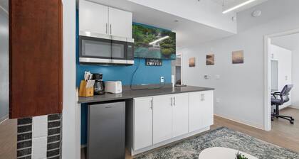 Spacious 4BR Pod in Amazing Kansas City Near Campus, Wi-Fi & Parking, Workspace