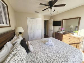 3 quartos, ferros/tábuas de passar roupa, berço de viagem