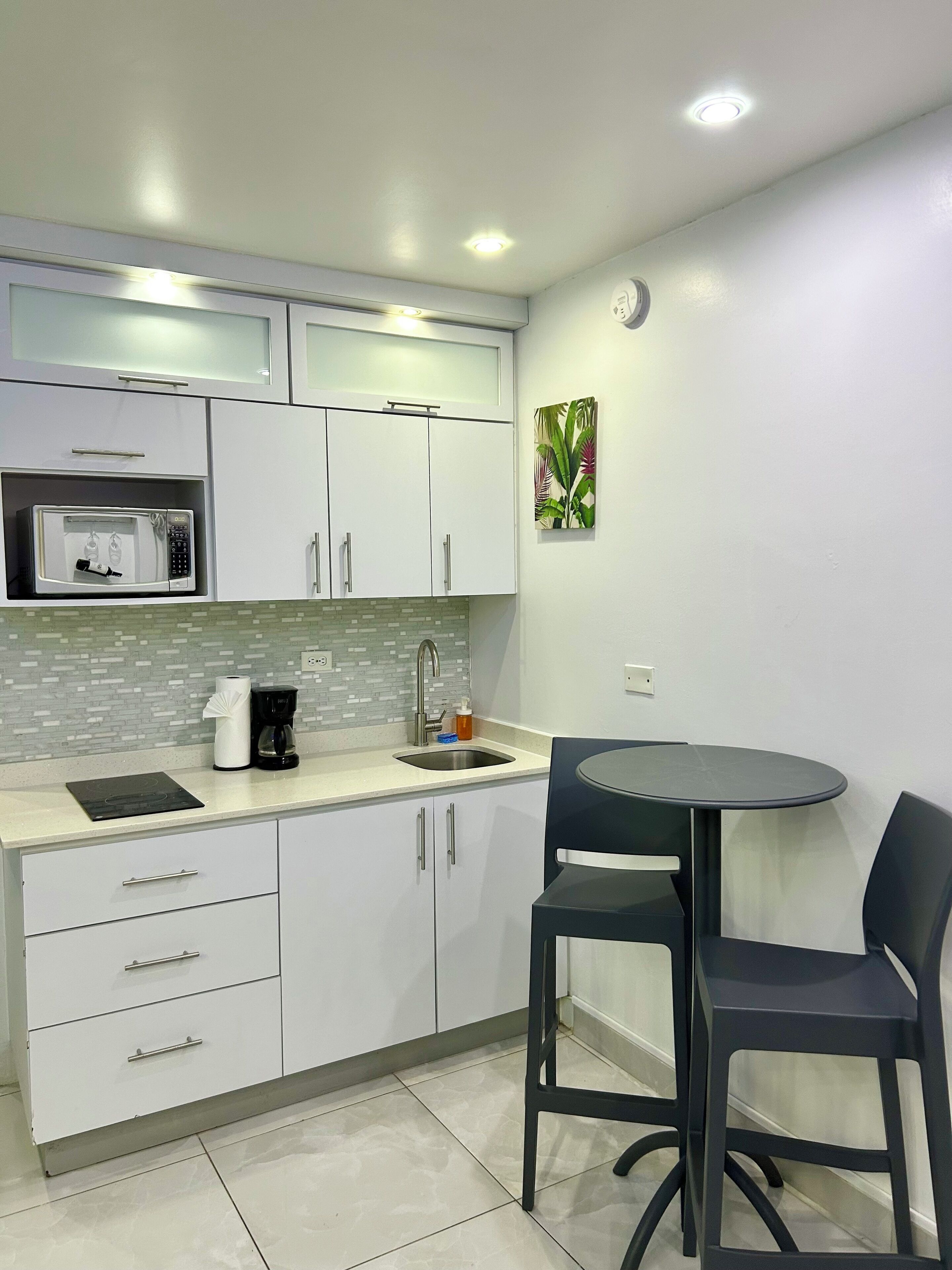 Kylskåp, mikrovågsugn, spishäll och kaffe- och tebryggare