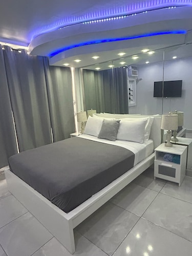 Cute Beach Studio, short walk to restaurants, bars, and casino.