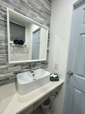 Hair dryer, towels, soap, shampoo - Cute Beach Studio, short walk to restaurants, bars, and casino. (Carolina)