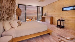 Ein modernes Schlafzimmer mit einem großen Bett, Holzboden, einer Glastür, die auf einen Balkon führt, und einer Holzwand.