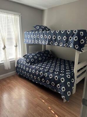 3 bedrooms, iron/ironing board, WiFi, bed sheets