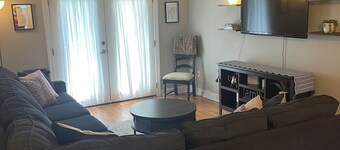 The Lewis House, Charming 3-bedroom house with WiFi and AC in lovely Leland.