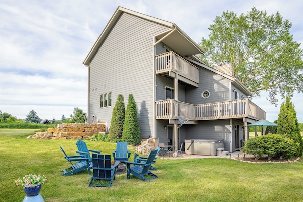 Welcome to Thunder Bay Ridge! A home filled with everything you need to entertain your friends and family on your Galena getaway. Featuring a year-round hot tub, fire-pit, game room, and 3 ensuite bedrooms!