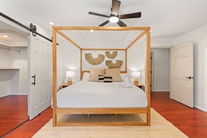 3 bedrooms, desk, iron/ironing board, travel crib