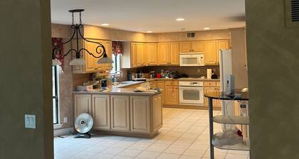 Spacious 5-bedroom villa in pleasant Setauket- East Setauket with WiFi, AC