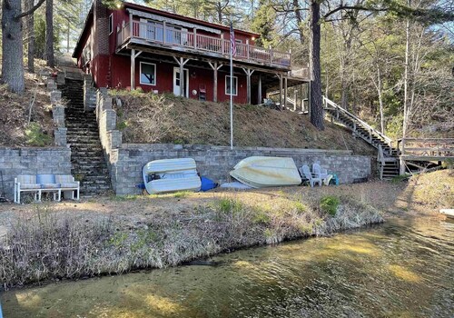 Lakefront 3 bed room property in Freedom, NH