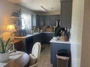 Microwave, oven, stovetop, dishwasher - Charming 4-bedroom house with WiFi, AC in beautiful Great Falls (Great Falls)