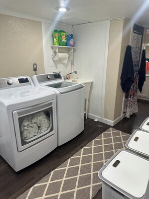 Interior - Charming 4-bedroom house with WiFi, AC in beautiful Great Falls (Great Falls)