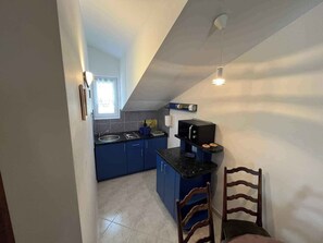 Kühlschrank, Herdplatte, Kochgeschirr/Geschirr/Besteck