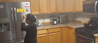 Angkla suits 4-bedroom house located in E.G with WiFi, washer, dryer and garage