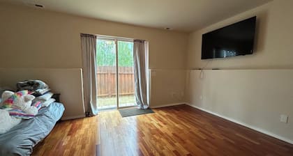 Angkla suits 4-bedroom house located in E.G with WiFi, washer, dryer and garage