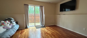 Angkla suits 4-bedroom house located in E.G with WiFi, washer, dryer and garage