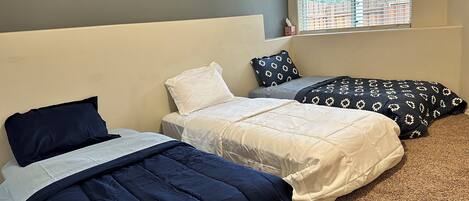 3 habitaciones, tabla de planchar con plancha, wifi y ropa de cama