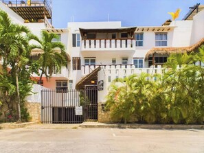 Exterior - Chic 1BR With Pool & Parking Close to ADO (Playa del Carmen)