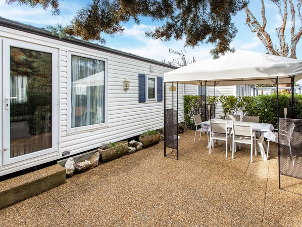 Mobile Home | Outdoor dining