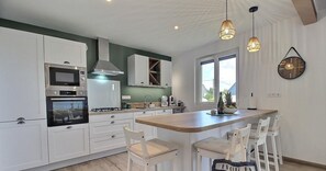 ثلاجة، ميكروويف، فرن، موقد طهي مسطح