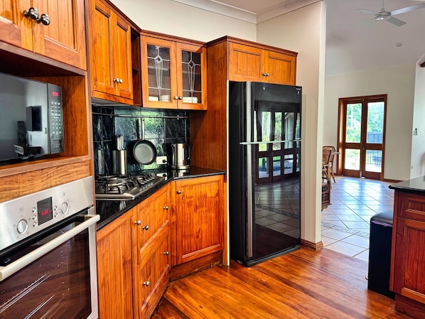 Tostadora, papel de cocina y isla de cocina