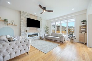 Smart TV, fireplace