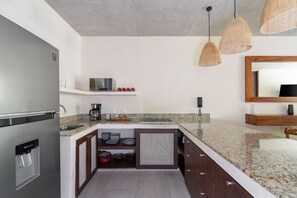 Réfrigérateur, micro-ondes, plaque de cuisson, cafetière/bouilloire