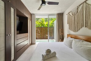 3 habitaciones, escritorio y tabla de planchar con plancha