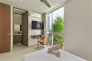 3 habitaciones, escritorio y tabla de planchar con plancha
