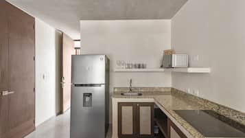 Een koelkast, een magnetron, een kookplaat