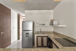 Kühlschrank, Mikrowelle, Herdplatte, Wasserkocher mit Kaffee-/Teezubehör