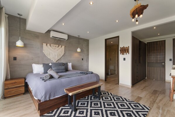 1 habitación, escritorio, tabla de planchar con plancha y cuna de viaje