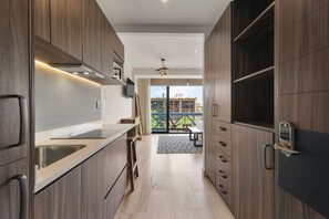 Réfrigérateur, micro-ondes, plaque de cuisson, cafetière/bouilloire