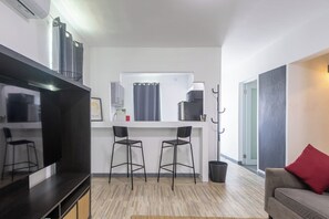 Smart TV, books - An Italian touch in the Caribbean (San Juan)