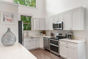 Fridge, microwave, oven, stovetop - Longhorn Townhome in Downtown Victor (Victor)