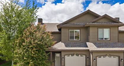 Longhorn Townhome in Downtown Victor