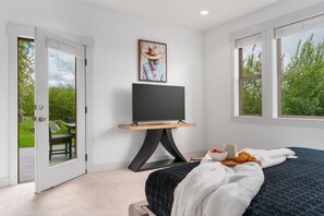 4 bedrooms, desk, free WiFi, bed sheets - Longhorn Townhome in Downtown Victor (Victor)