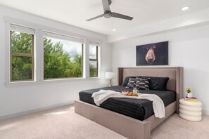 4 bedrooms, desk, free WiFi, bed sheets - Longhorn Townhome in Downtown Victor (Victor)