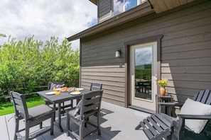 Outdoor dining - Longhorn Townhome in Downtown Victor (Victor)