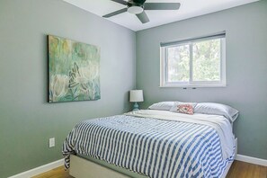 4 bedrooms, iron/ironing board, free WiFi, bed sheets