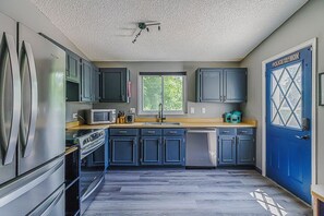 Fridge, microwave, oven, stovetop - Aurora 4BR close to DIA, Anschutz Medical & Downtown Denver (Aurora)