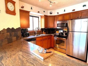 Kjøleskap, mikrob ølgeovn, ovn og oppvaskmaskin