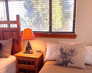 2 bedrooms, iron/ironing board, travel cot, free WiFi - Pine Ridge Peak Condo • Walk to Main St + Snowflake Lift • Pool + Hot Tubs (Breckenridge)